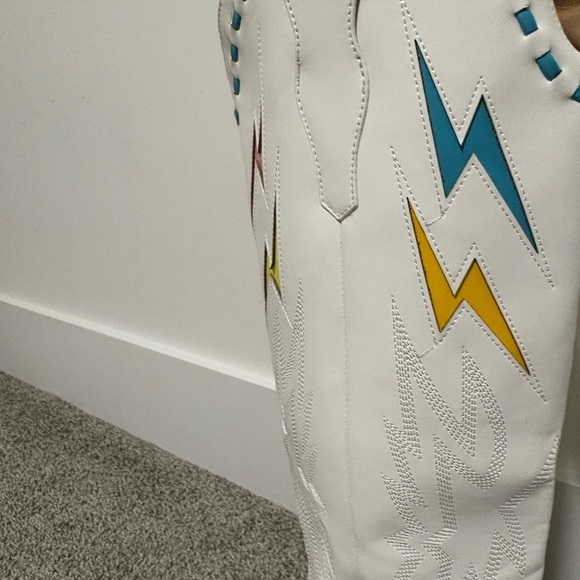 Round Toe White Lightning Bolt Embroidered Cowboy Boots Size 6.5 & 8.5 - Picture 13 of 14